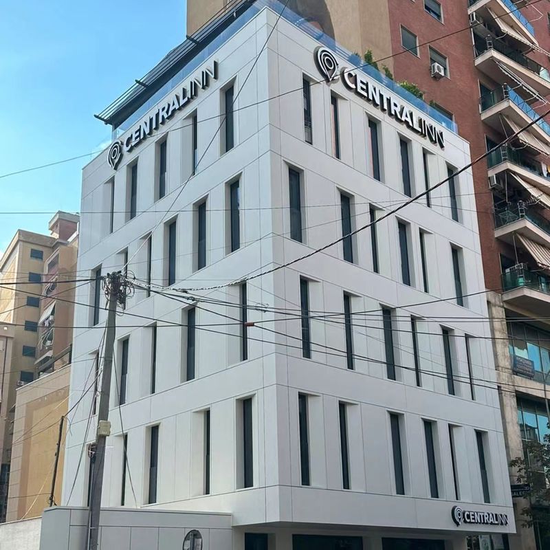 خانه ای مدرن و لوکس که سه اتاق خواب دارد خانه ای با استفاده از پنل های آلومینیومی
